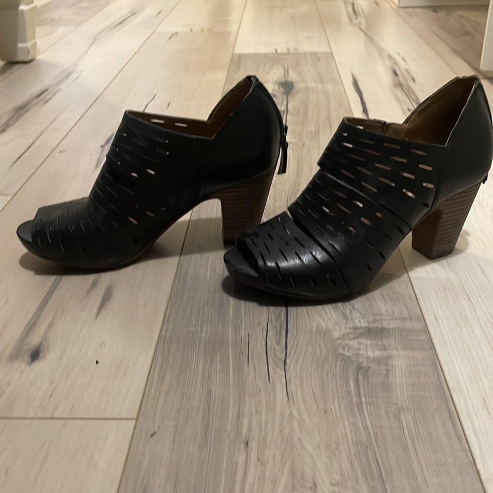 Clarks Leather Cutout Peep Toe Heels sz 7